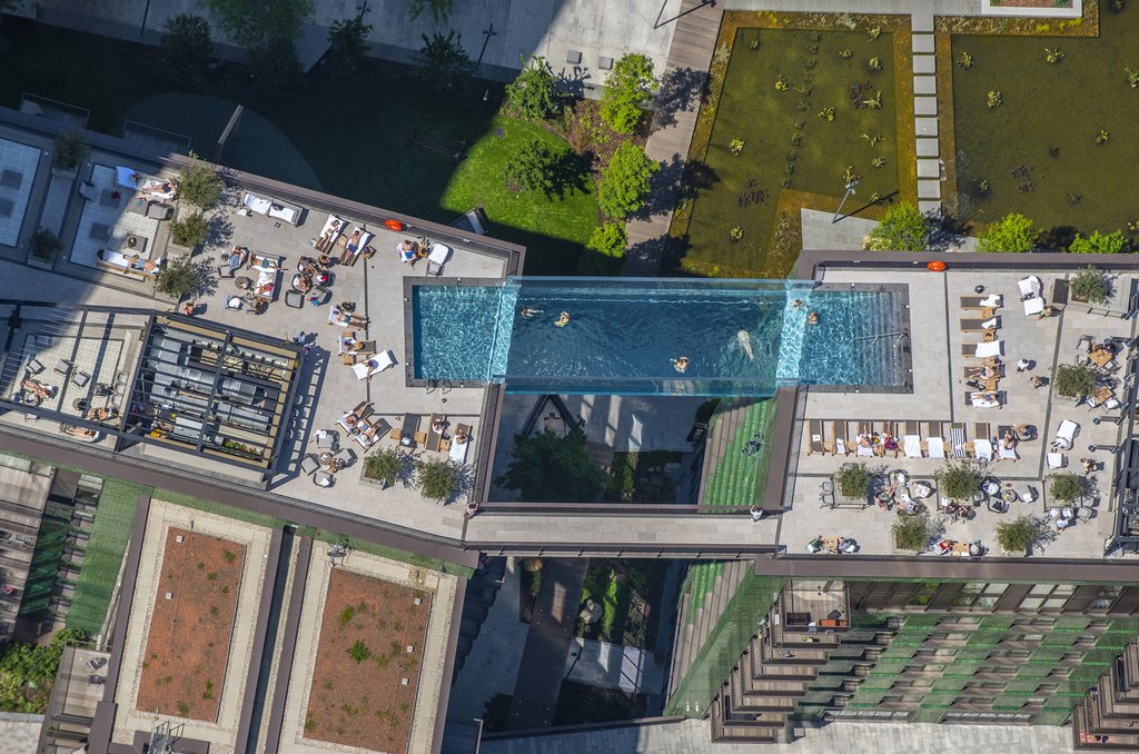 Der Sky Pool verbindet zwei Häuser des Gebäudekomplexes The Modern