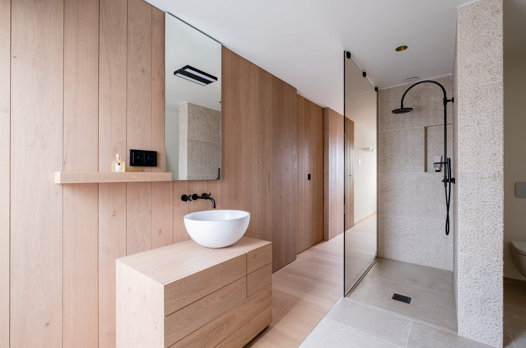 Viel Holz und Naturstein in den Badezimmern