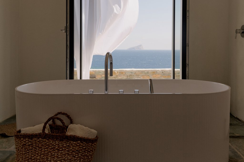Von der Badewanne des Piperi House genießt man einen fabelhaften Ausblick auf das Meer