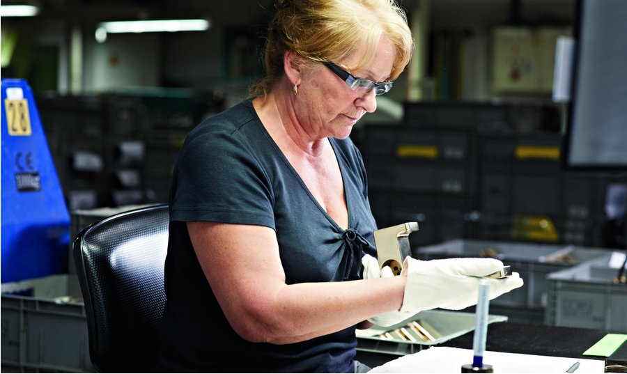Es zählt vor allem das Wissen langjähriger Fachkräfte Inside Dornbracht: Im Spannungsfeld von traditionellem Handwerk und digitaler Technologie