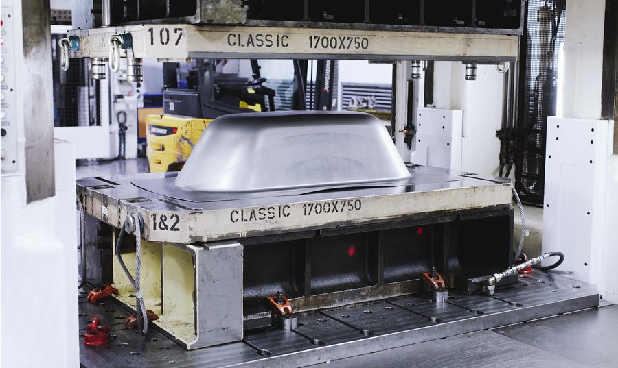 Bathtub Press 1.200 Tonnen Druck erzeugen die Form