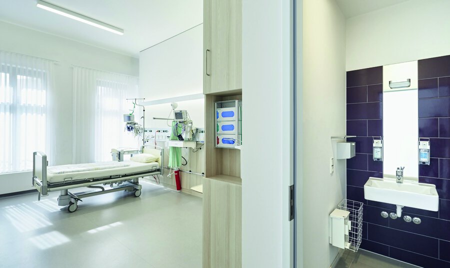 Patientenbad im Potsdamer St. Josefs-Krankenhaus mit Produkten von Ideal Standard Patientenbad im Potsdamer St. Josefs-Krankenhaus mit Produkten von Ideal Standard