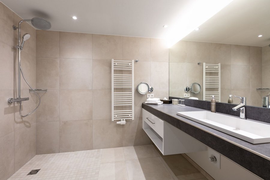 Badezimmer Hotels FRITZ Lauterbad mit Produkten von hansgrohe