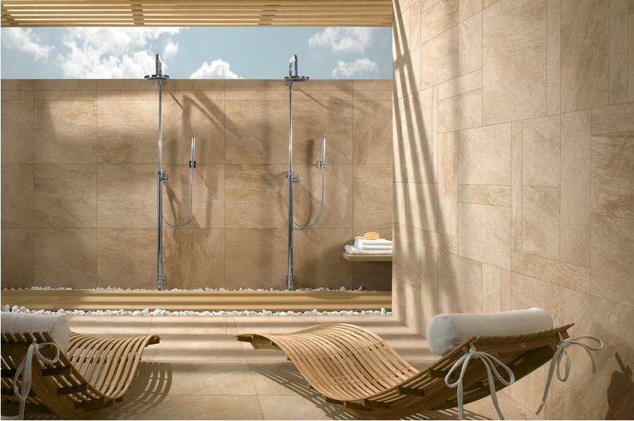 Mit einem Outdoor-Badezimmer erweitern Bauherr:innen den Wirkungsgrad eines Badezimmers und die Aufenthaltsqualität.