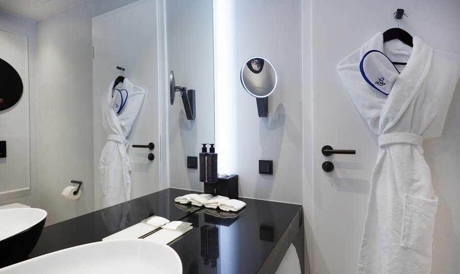 Schwarz-Weiß-Kontraste in den Badezimmern des Hotels Luc Berlin