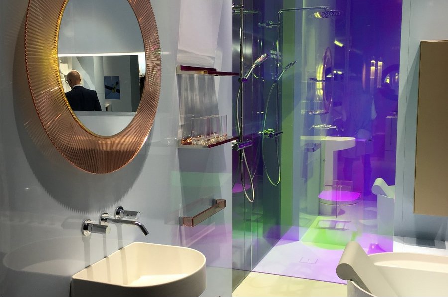 Akzentuiert im Bad eingesetzt: Very Peri Akzentuiert im Bad eingesetzt: Very Peri