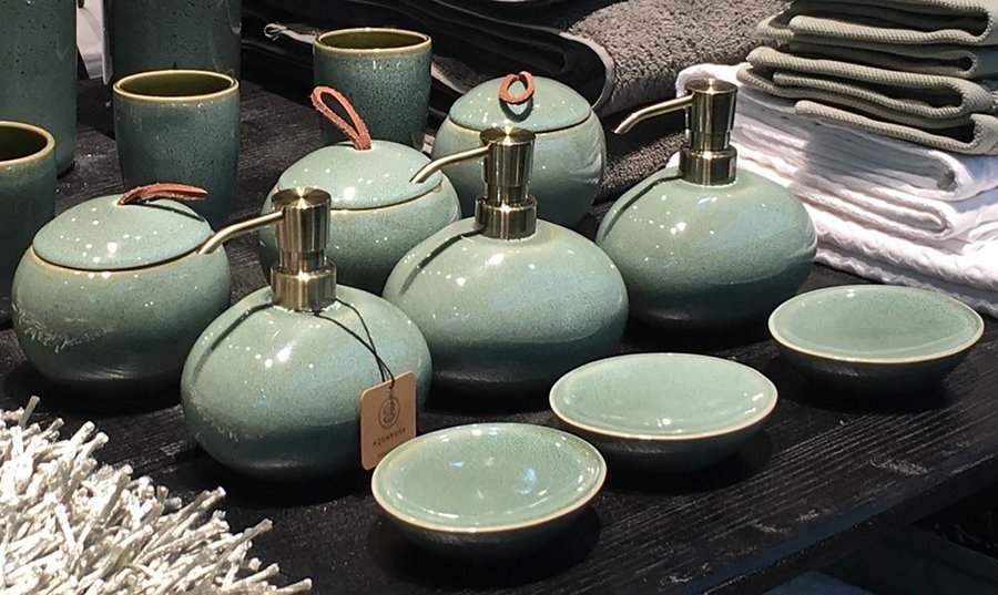 Accessoires setzen Farbakzente im Bad Accessoires setzen Farbakzente im Bad