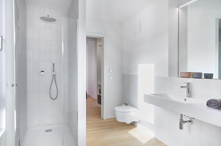 Badezimmer des Neubauquartier Lagom mit Produkten von Keuco