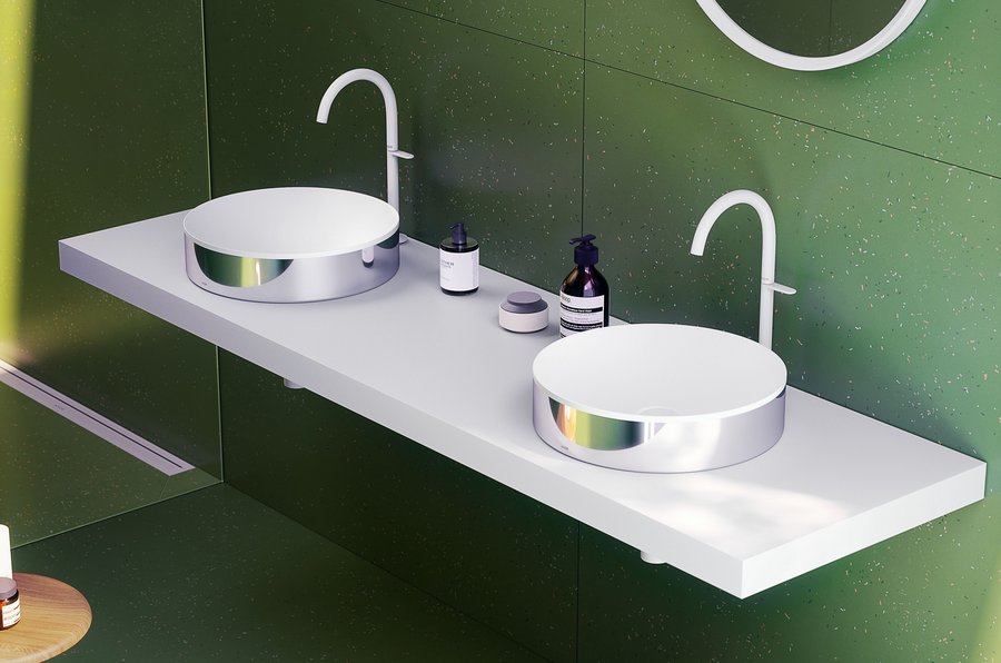 Kontraste im Badezimmer mit grünen Fliesen und mattweißen Axor One Armaturen