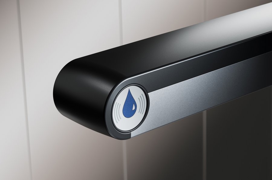 Stützklappgriff der barrierefreien Badprodukteserie KEUCO Axess, designt von Sudio F.A. Porsche mit Funk-WC-Spülauslösung