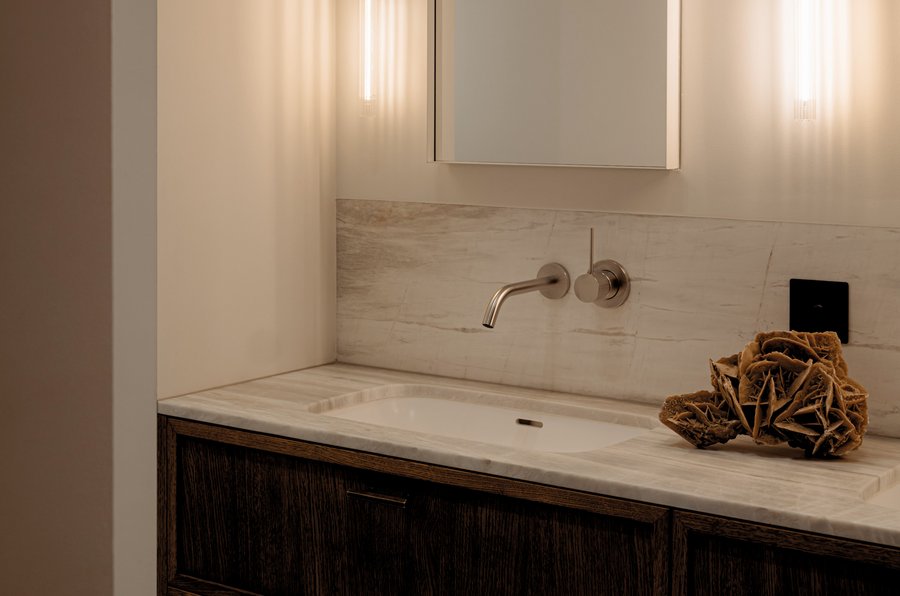 Meta Slim in Platin gebürstet von Dornbracht im Badezimmer des Apartments DD Residence C