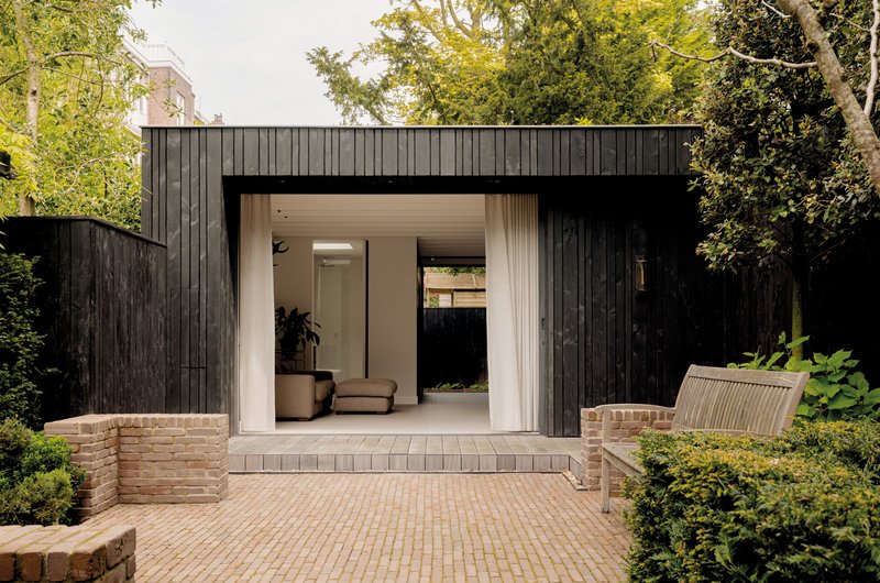 Cottage im Garten eines Apartmenthauses in Amsterdam