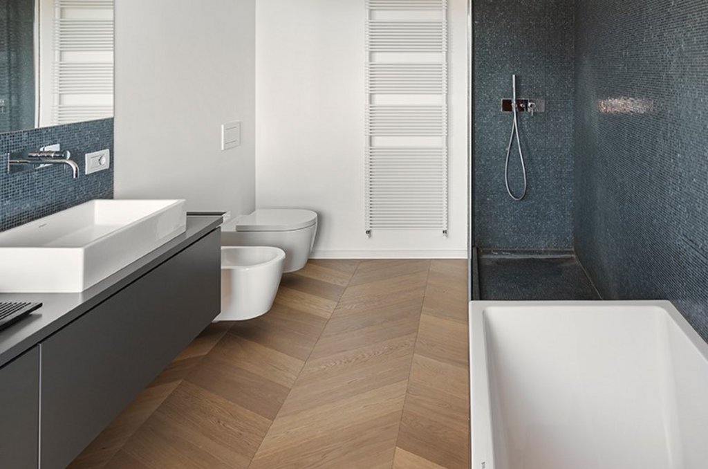 Hauptbad eines Apartments in Mailand mit Produkten von Duravit.