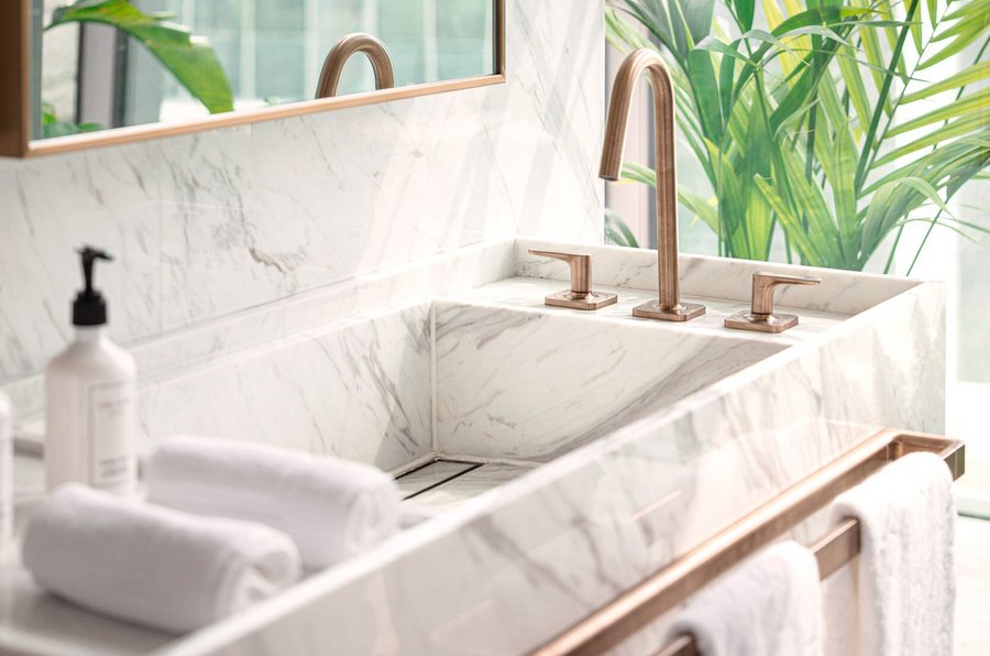 Waschtisch mit Armatur von Axor im Badezimmer des The Hari Hong Kong