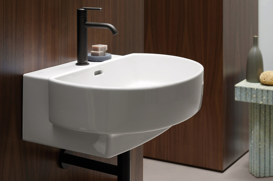 Wandmontiertes Waschbecken mit schwarz-matter Armatur von Patricia Urquiola aus der Bad-Serie Balcoon von Duravit