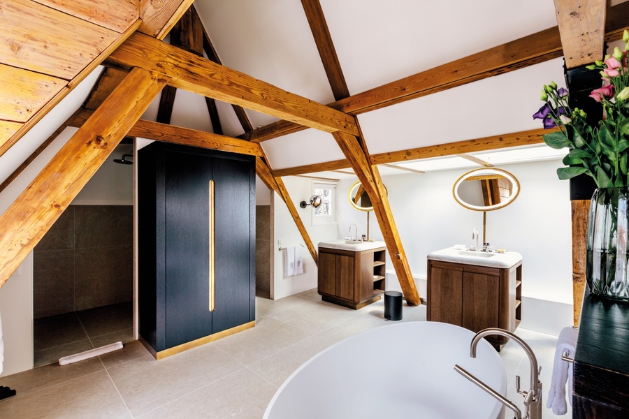 Loftbad mit sichtbaren Holzbalken im The Dylan Amsterdam