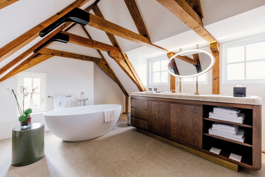 Loftbad mit sichtbaren Holzbalken im The Dylan Amsterdam