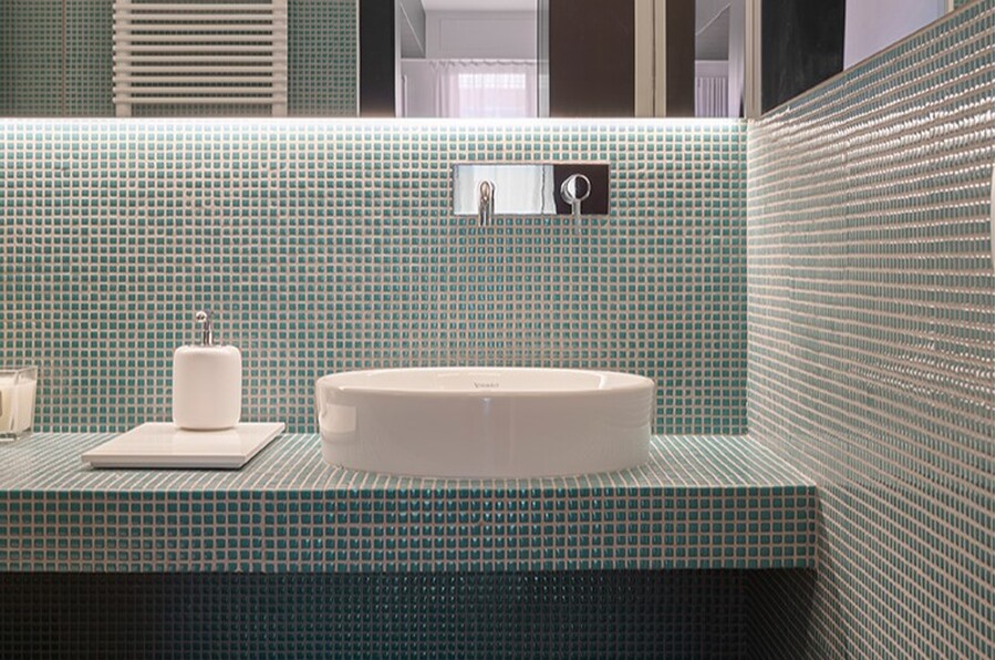 Waschplatz mit Produkten von Duravit im Gästebad eines Apartments in Mailand