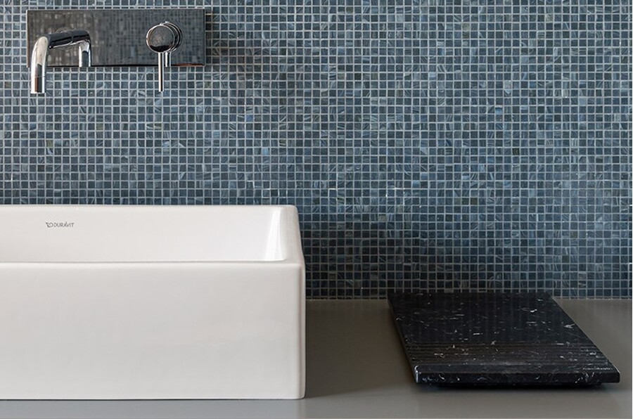 Waschplatz mit Produkten von Duravit im Hauptbad eines Apartments in Mailand