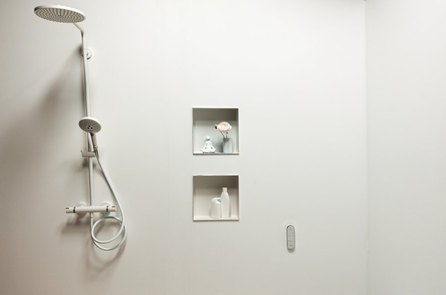 Weiss ist im Badezimmer vorherrschend - an Wand und Boden sowie bei den Produkten