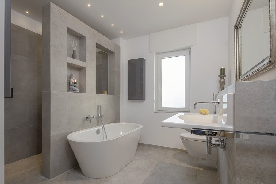 Trennwand von Wedi für den Duschbereich mit Nische, Fenster und vormontierten Kalt- und Warmwasserleitungen