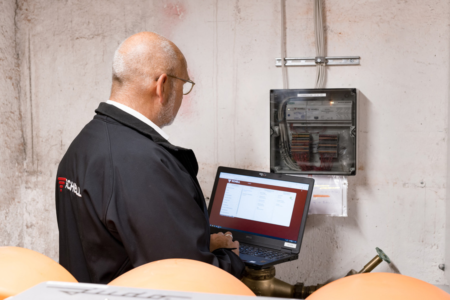Mitarbeiter stellt das digitale Wassermanagement-System SWS von Schell ein