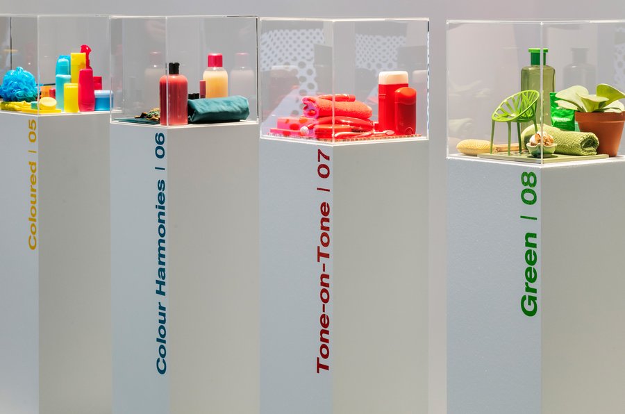 Stelen mit Collagen "Coloured Bathroom" auf der Ausstellungsfläche Po up my Bathroom zur ISH 2019