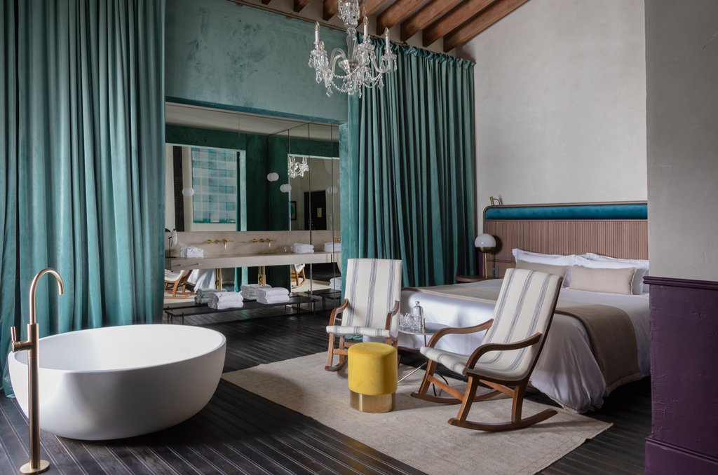 Zimmer mit Badewanne im Can Bordoy Grand House & Garden Mallorca