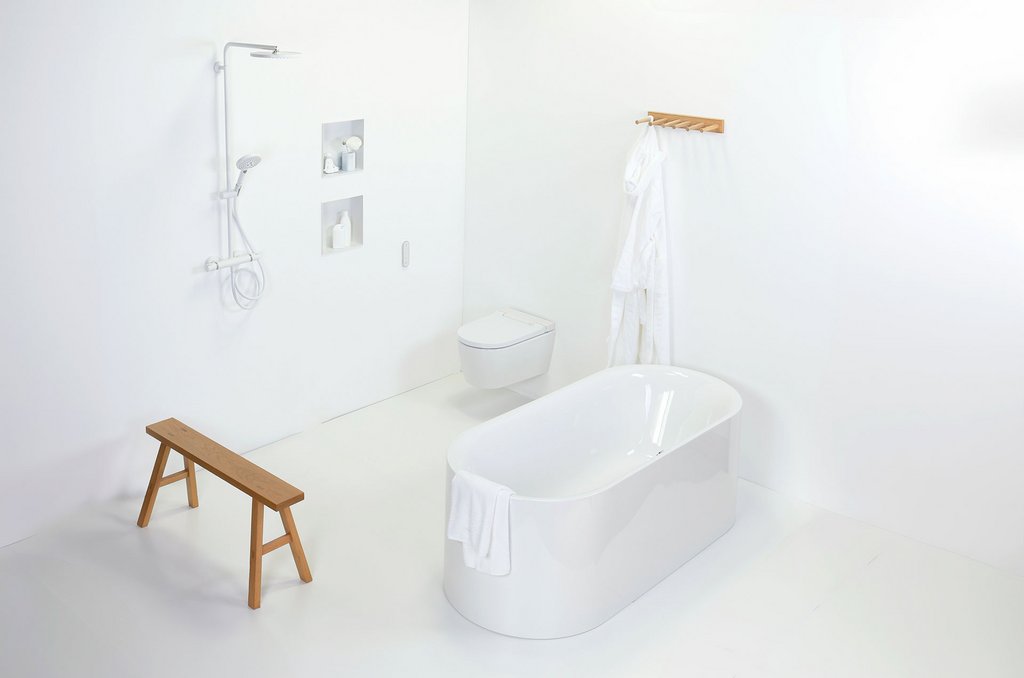 Weiss ist im Badezimmer vorherrschend - an Wand und Boden sowie bei den Produkten