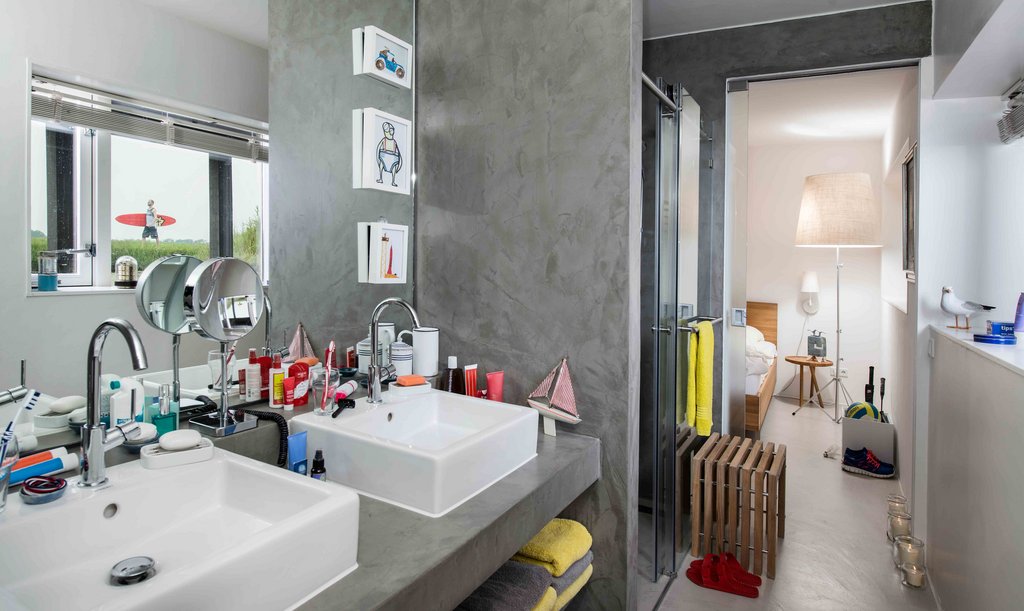 Das authentische Badezimmer Persönliche Dinge machen sich im realen Badezimmer schnell breit