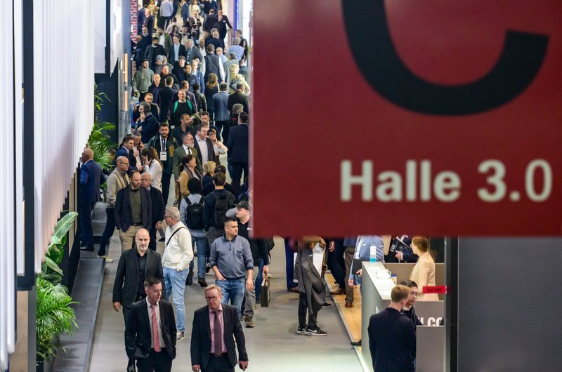 Besucher auf der ISH Frankfurt 2025