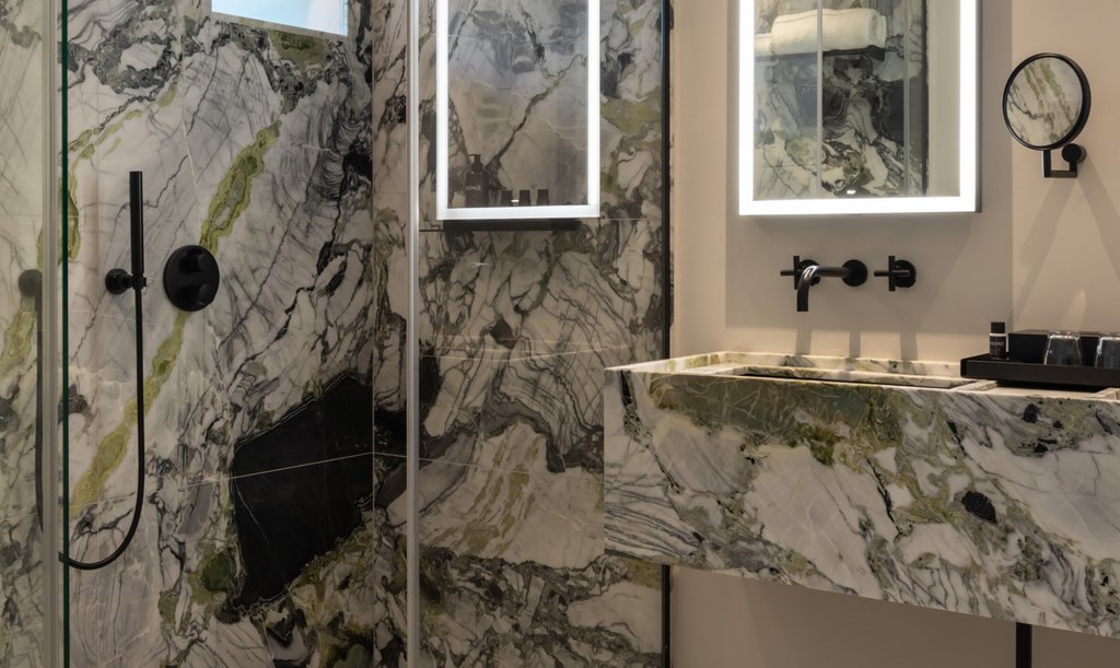 Badezimmer mit Produkten von Dornbracht und Alape