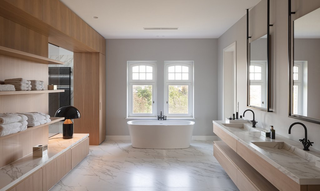Großzügiges Badezimmer mit Marmor und Holz