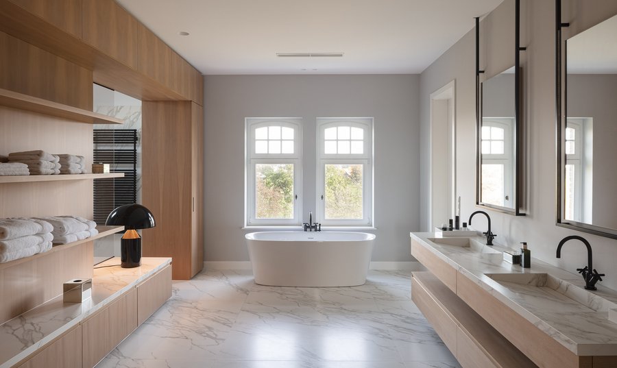 Großzügiges Badezimmer mit Marmor und Holz