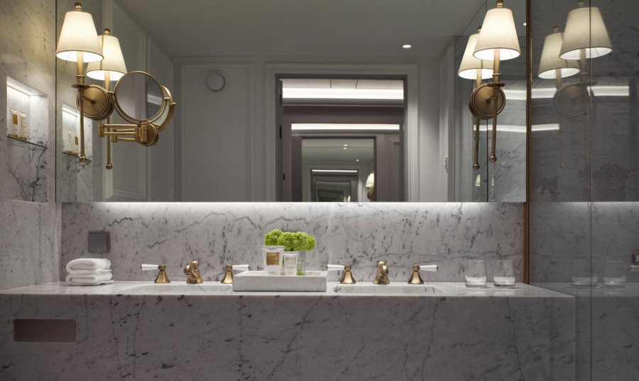 Bad mit Armaturen von Dornbracht im Badezimmer im Britannia Hotel Trondheim