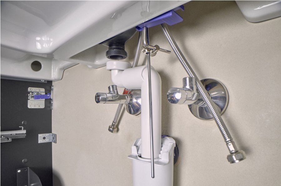 Clou Siphon von Geberit mit enger Wandführung