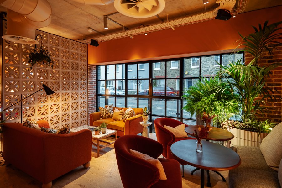 Bar des Hometel room2 im Londoner Stadtteil Chiswick