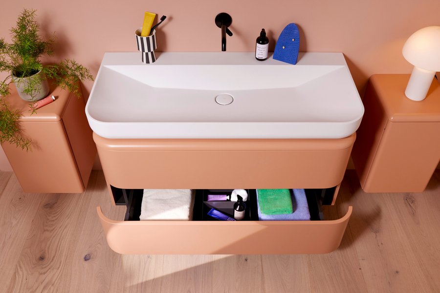 b:me von burgbad in der neuen Trendfarbe Terracotta und Waschtisch mit Taille