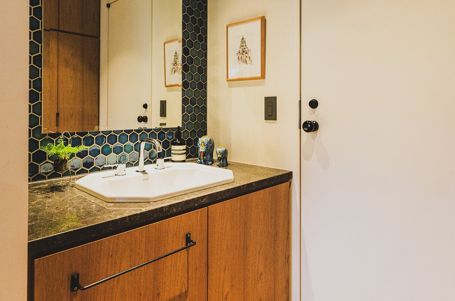 Badezimmer mit Duravit Waschbecken 1930 im House of Reminiscence