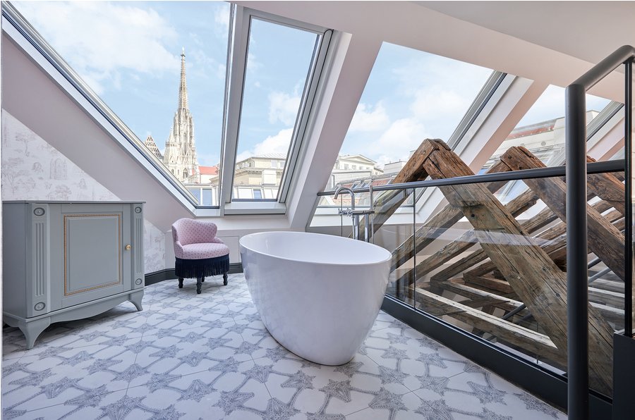 Baden mit Aussicht im Hotelbad des Leo Grand
