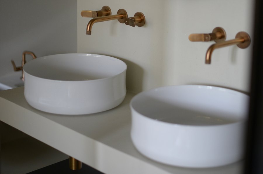 Waschplatz mit zwei Ming Waschtisch-Schalen