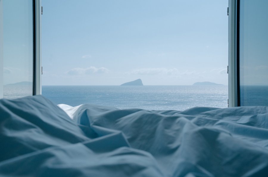 Blick aus dem Schlafzimmer des Piperi House auf das offene Meer