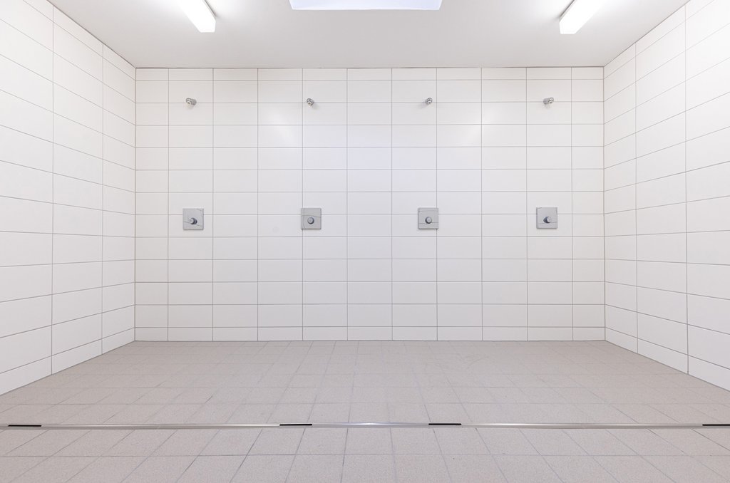 Duschraum der Turn­halle in Wey­hau­sen