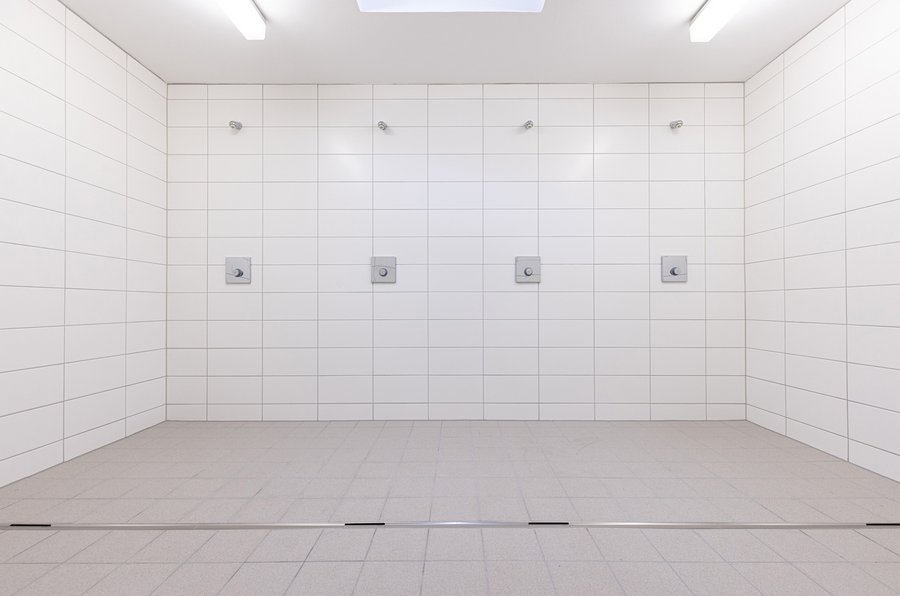 Duschraum der Turn­halle in Wey­hau­sen
