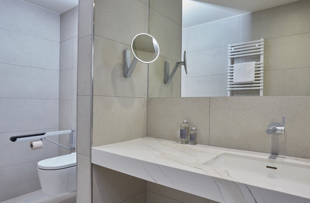 Badezimmer der Ortho­pä­di­schen Reha­kli­nik Wald­kli­ni­ken Eisen­berg