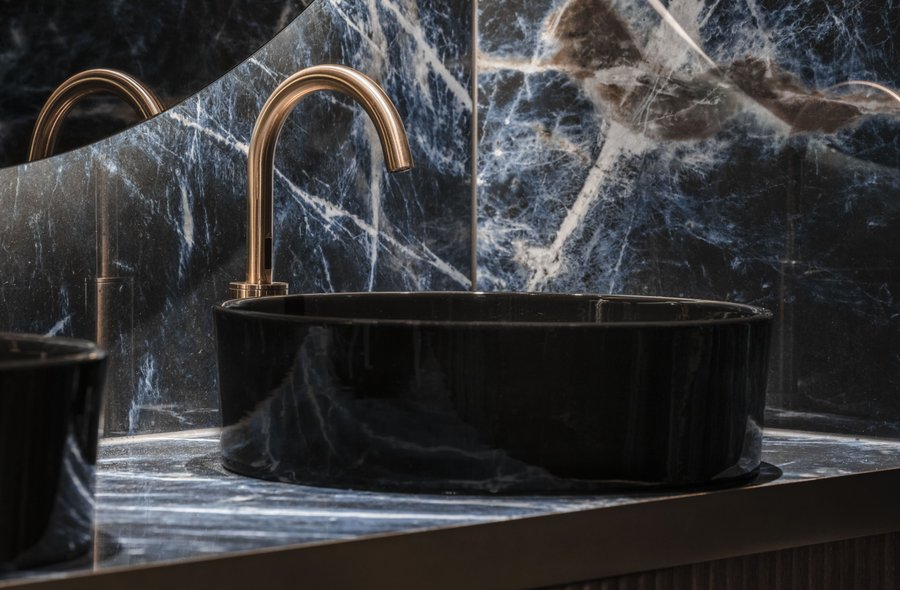 Badezimmer des Rosewood Munich mit maßgeschneiderten Armaturen von AXOR