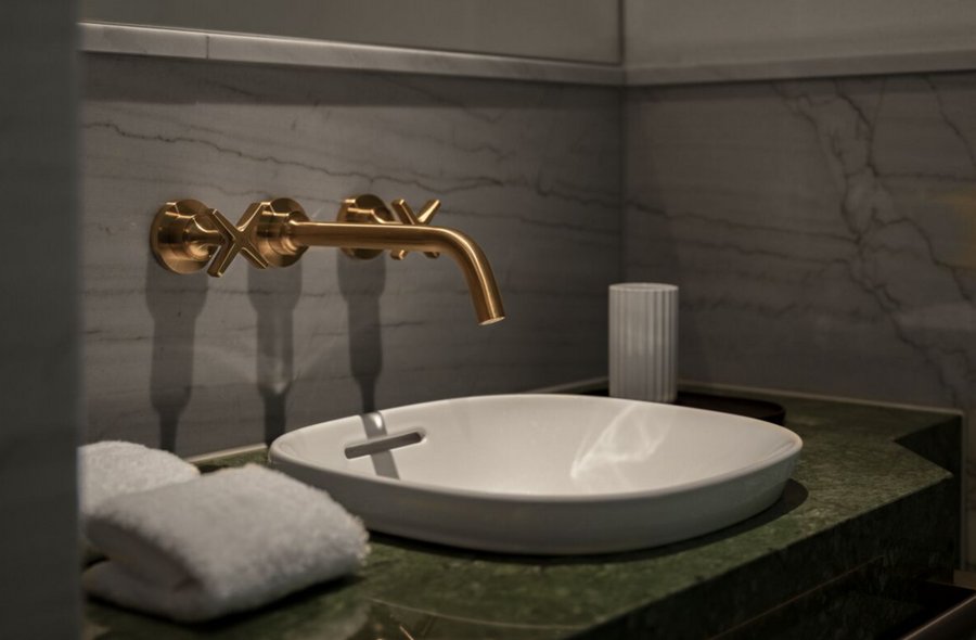 Badezimmer des Rosewood Munich mit maßgeschneiderten Armaturen von AXOR