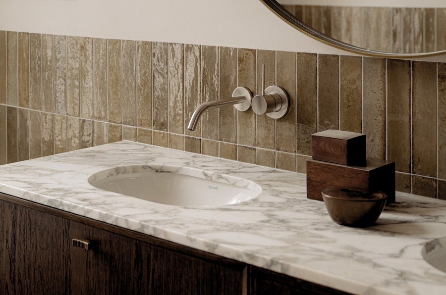 Meta Slim in Platin gebürstet von Dornbracht im Badezimmer des Apartments JD Residence A