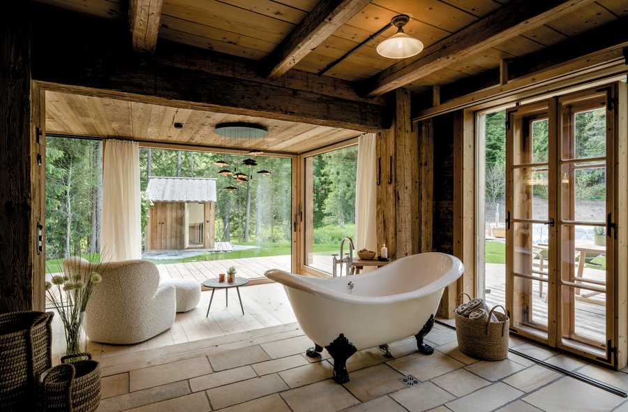 Freistehende Badewanne in den Seehütten des Priesteregg Premium Eco Resort