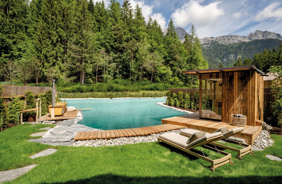 Badesee der Holzhütten im Priesteregg Premium Eco Resort